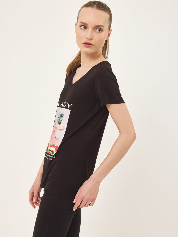 חולצה V כובע דמוי יהלומים PROMO בצבע שחור