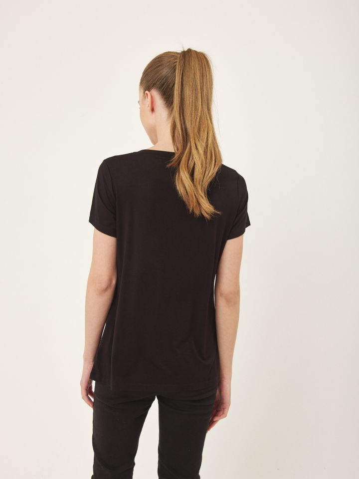 חולצה V כובע דמוי יהלומים PROMO בצבע שחור