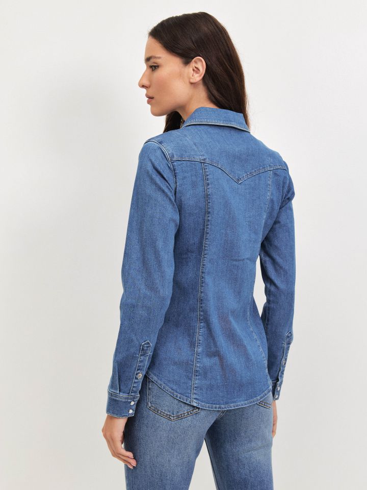 חולצה ג’ינס דמוי יהלומים בצווארון בצבע ג’ינס