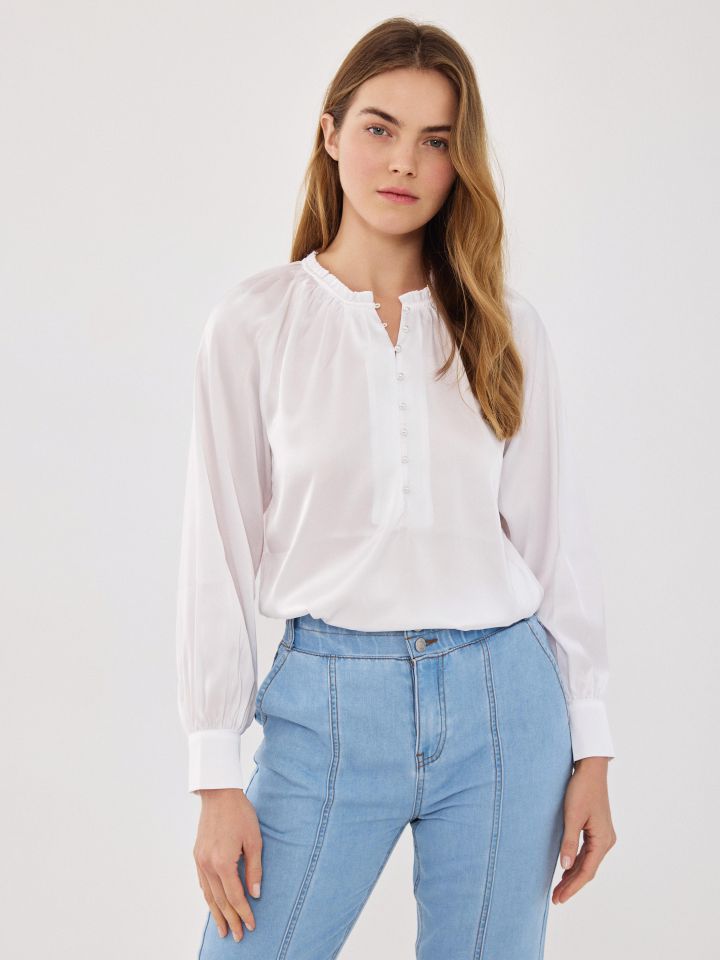 חולצה סטן כפתורי פנינה בצבע לבן