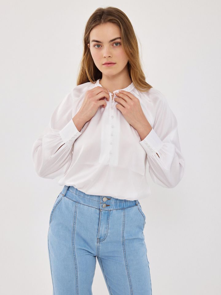 חולצה סטן כפתורי פנינה בצבע לבן