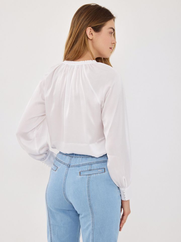 חולצה סטן כפתורי פנינה בצבע לבן