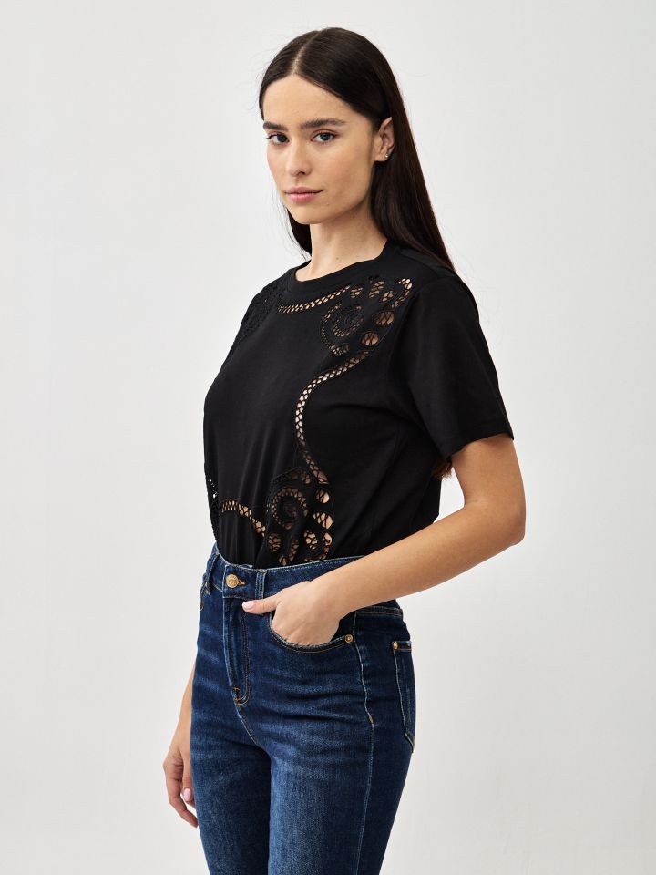 חולצה פאץ קרושה בצבע שחור