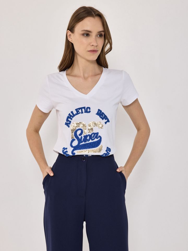 חולצה V שילוב כיתוב פייטים PROMO בצבע לבן