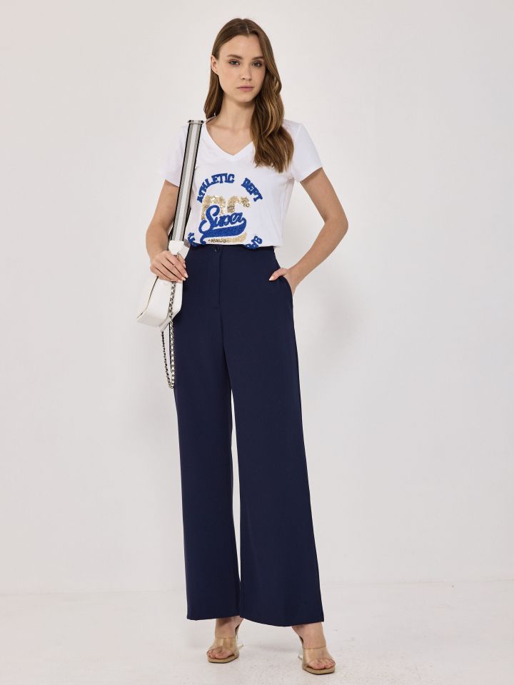 חולצה V שילוב כיתוב פייטים PROMO בצבע לבן