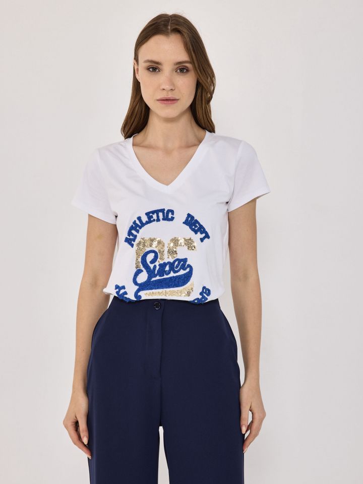 חולצה V שילוב כיתוב פייטים PROMO בצבע לבן