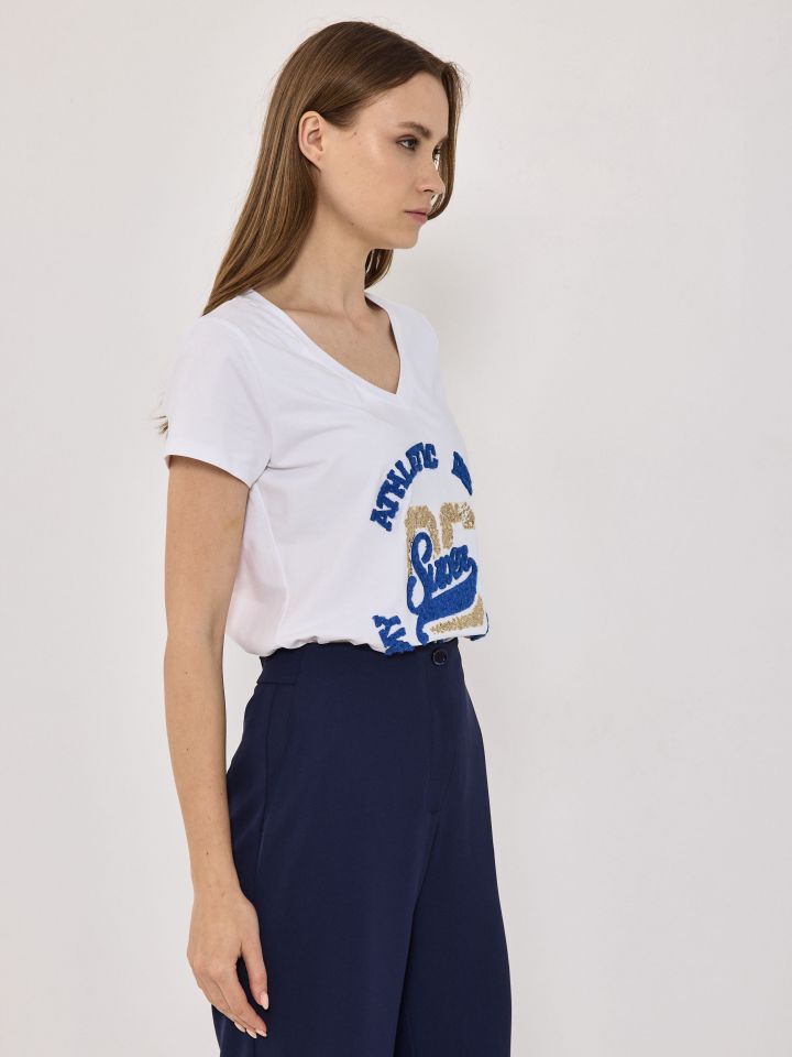 חולצה V שילוב כיתוב פייטים PROMO בצבע לבן