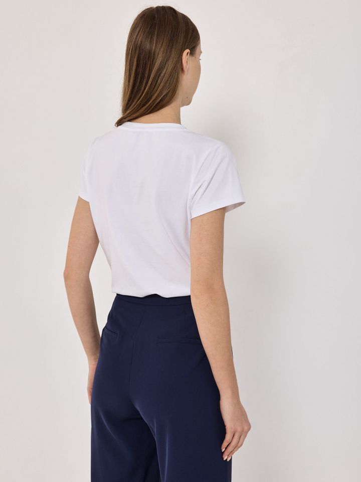 חולצה V שילוב כיתוב פייטים PROMO בצבע לבן