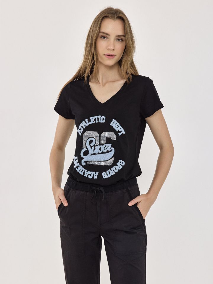 חולצה V שילוב כיתוב פייטים PROMO בצבע שחור