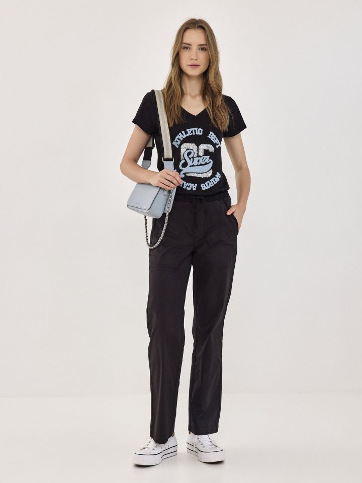 חולצה V שילוב כיתוב פייטים PROMO בצבע שחור