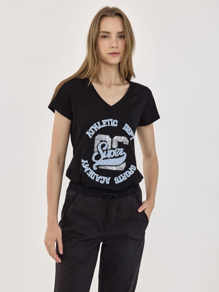 חולצה V שילוב כיתוב פייטים PROMO בצבע שחור