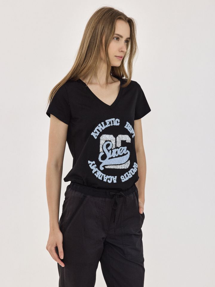 חולצה V שילוב כיתוב פייטים PROMO בצבע שחור