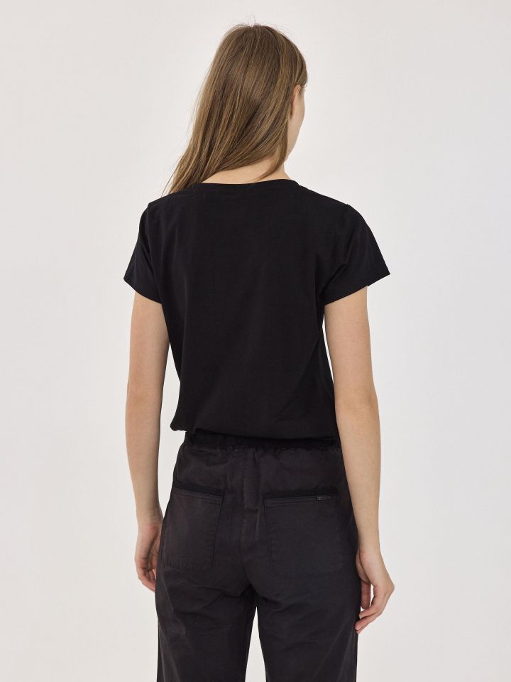 חולצה V שילוב כיתוב פייטים PROMO בצבע שחור