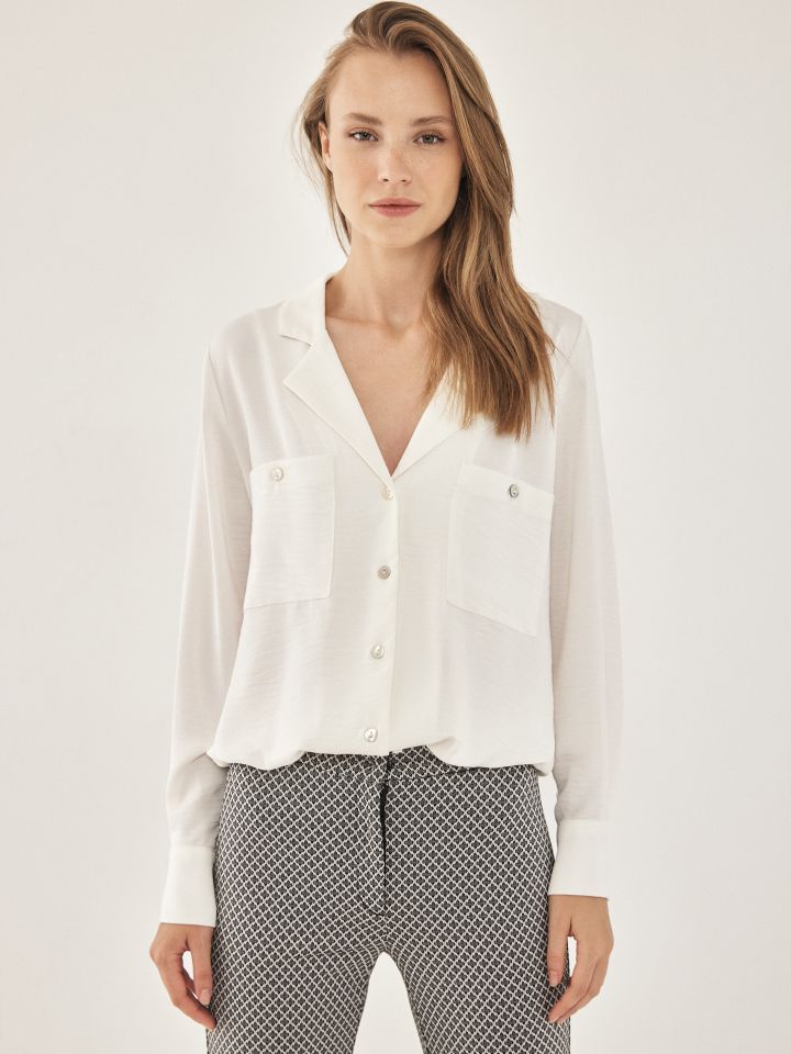 חולצה מכופתרת כיסים LINOR בצבע אופוויט