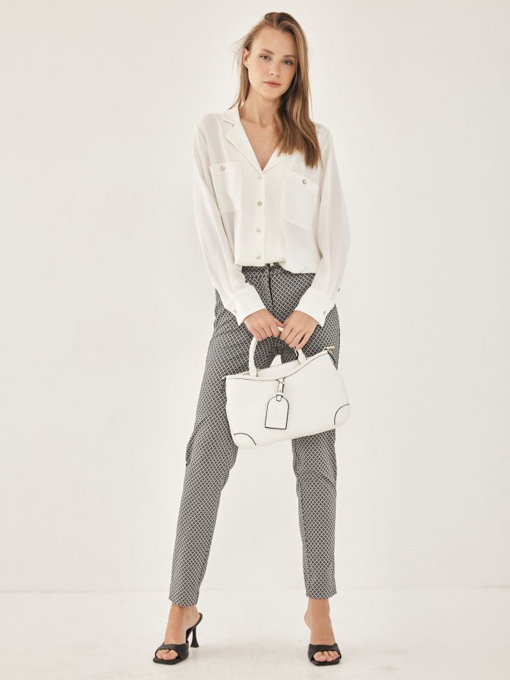 חולצה מכופתרת כיסים LINOR בצבע אופוויט