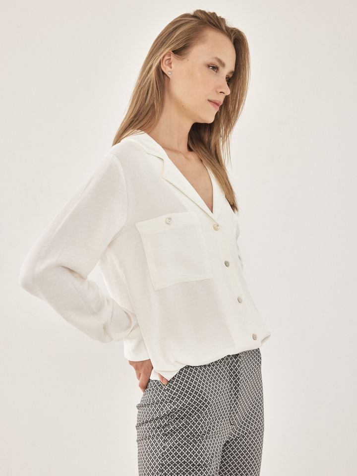 חולצה מכופתרת כיסים LINOR בצבע אופוויט