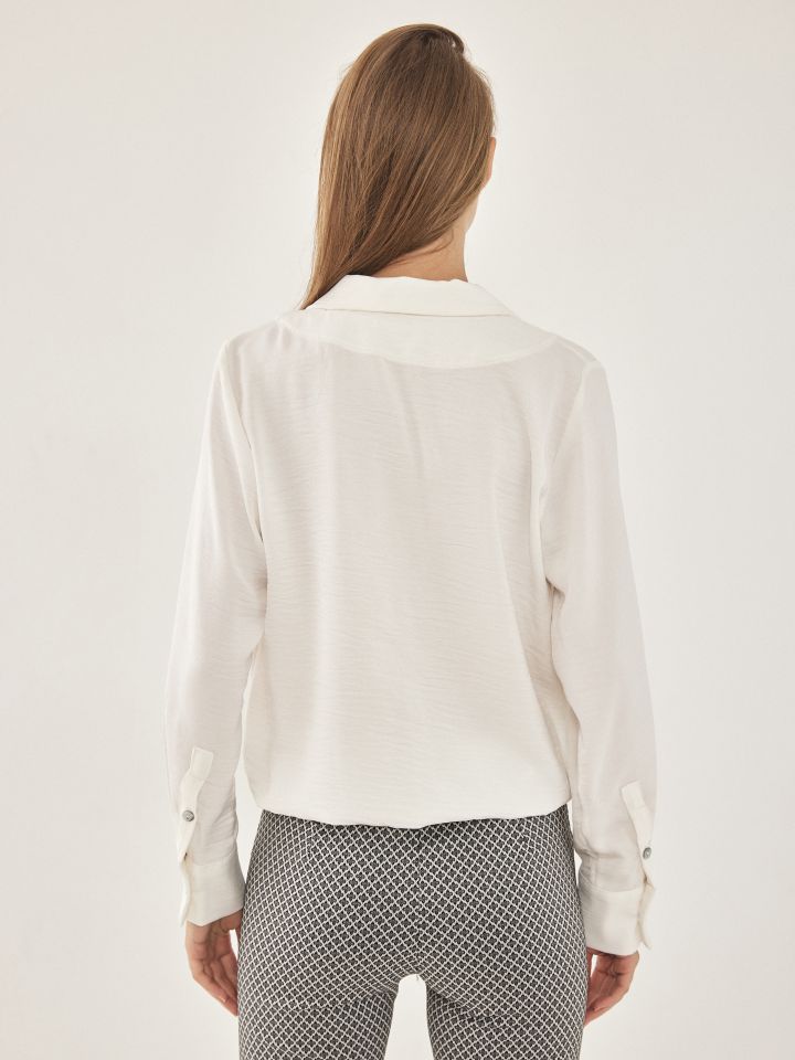 חולצה מכופתרת כיסים LINOR בצבע אופוויט