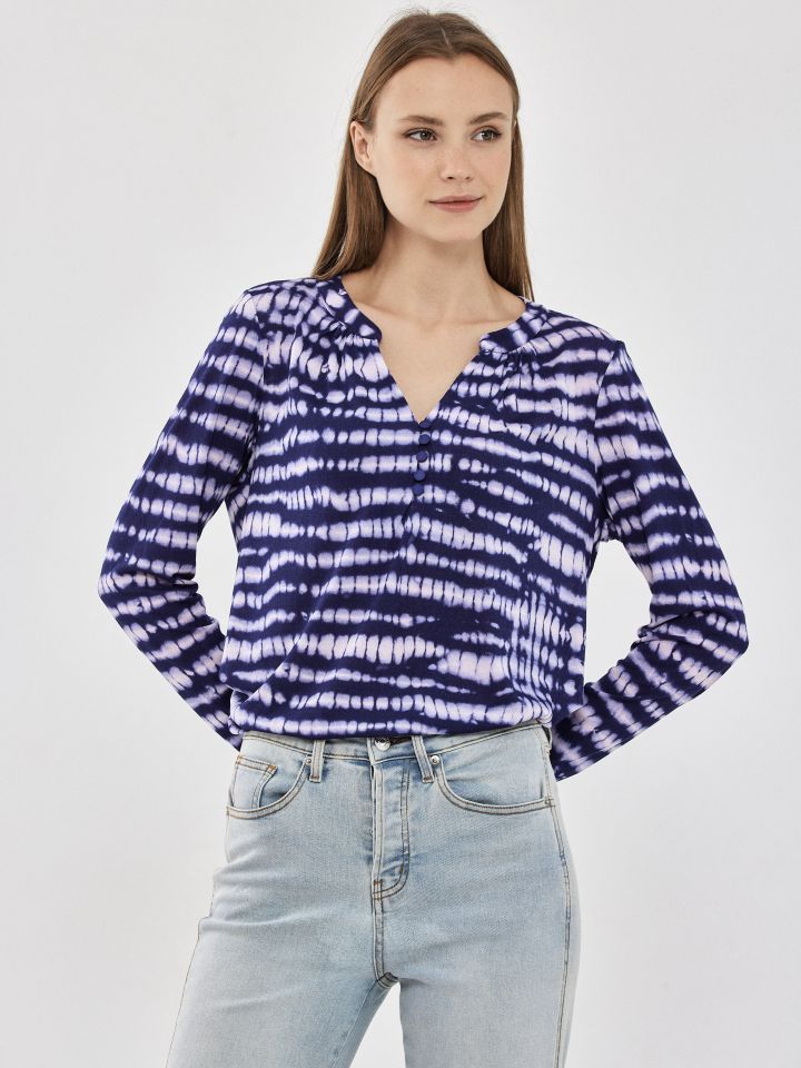 חולצה שינה  דפוס PROMO בצבע כחול/לבן