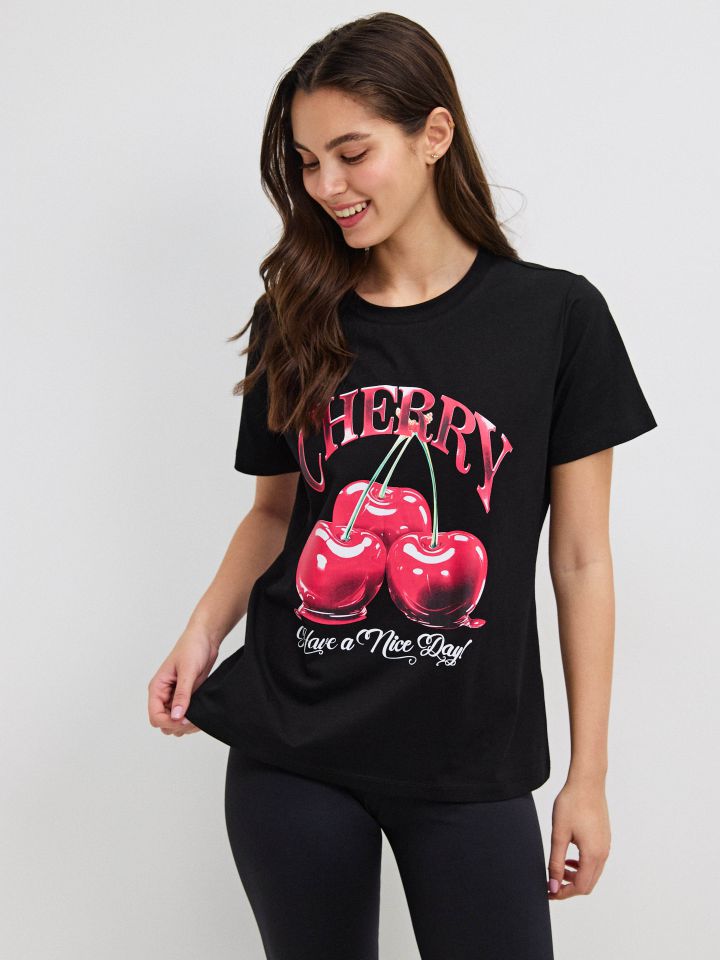 חולצה  CHERRY PROMO בצבע שחור