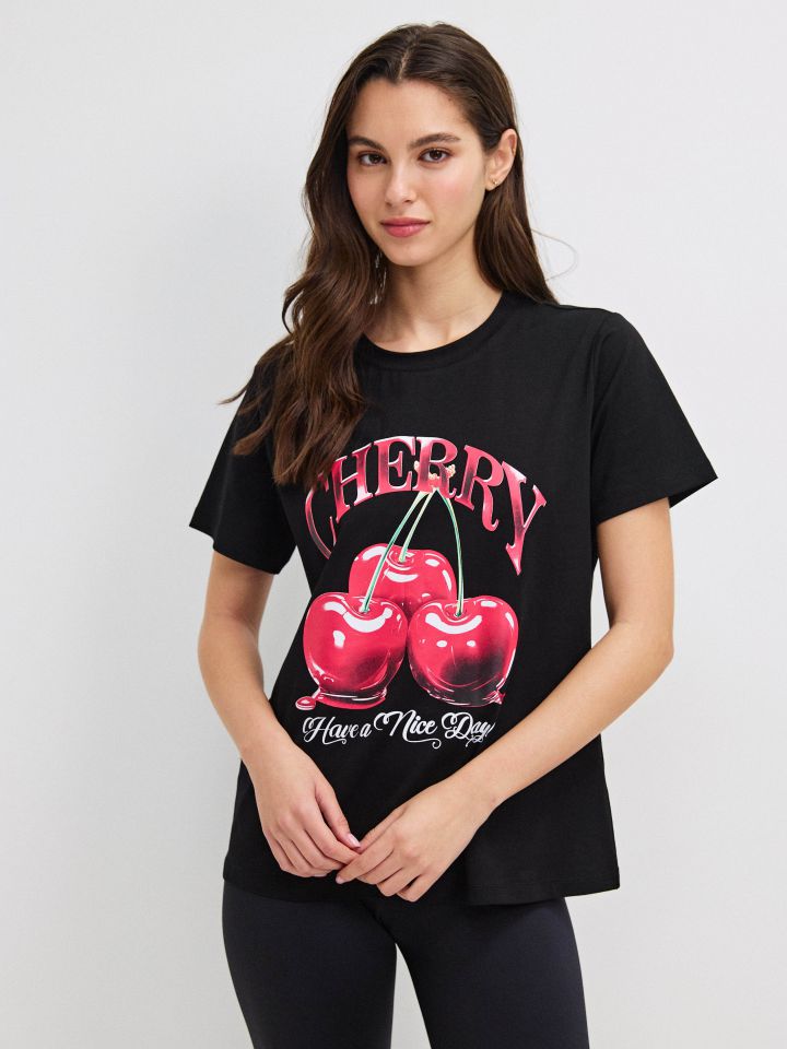 חולצה  CHERRY PROMO בצבע שחור