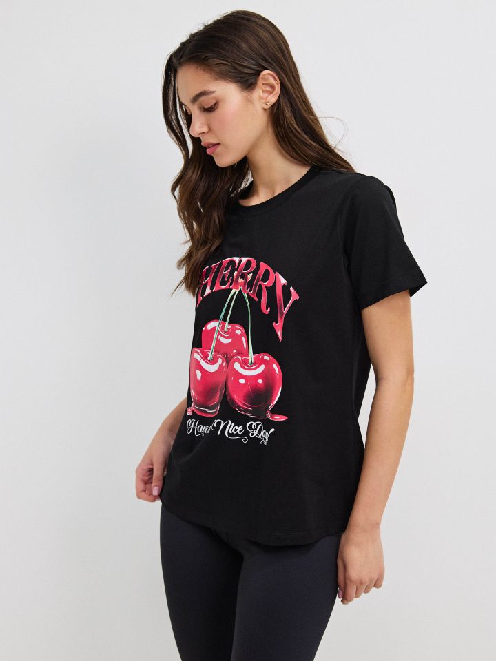 חולצה  CHERRY PROMO בצבע שחור