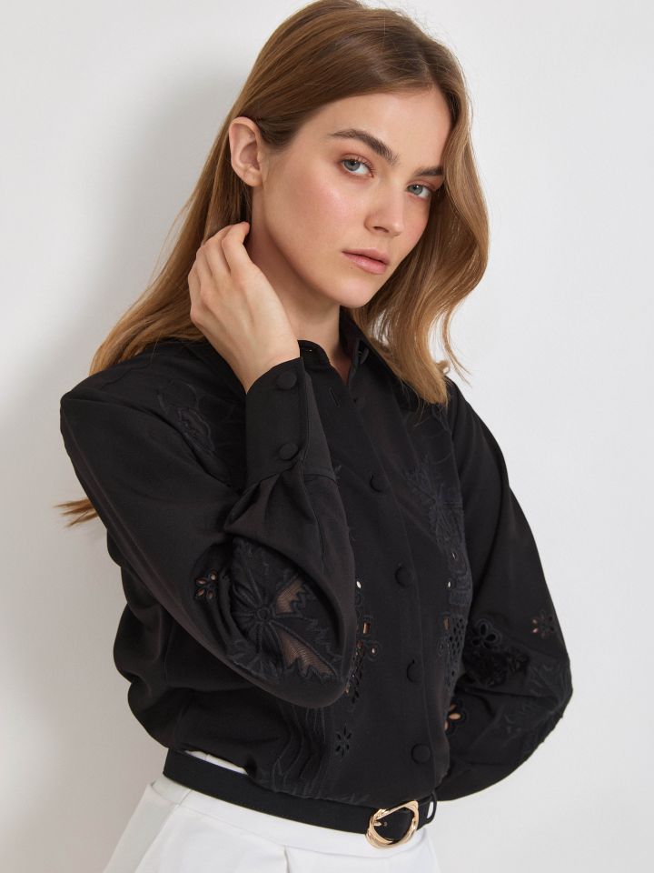 חולצה תחרה KONTENTO בצבע שחור