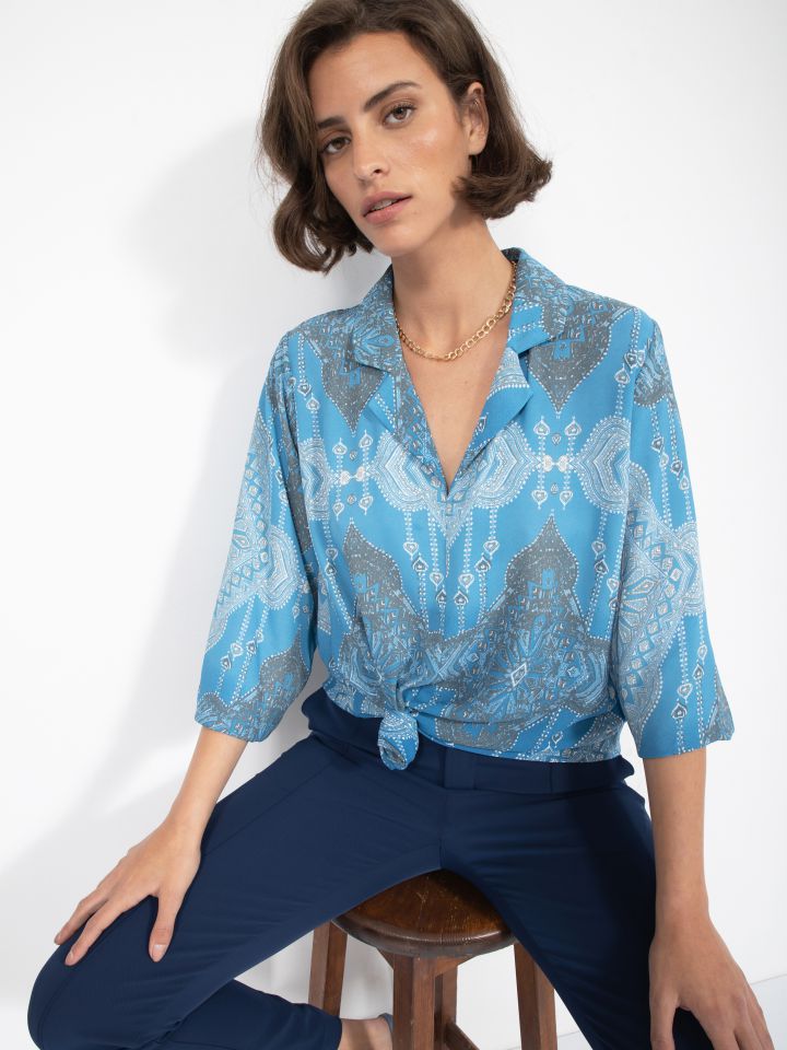 חולצה צוארון דפוס בצבע תכלת