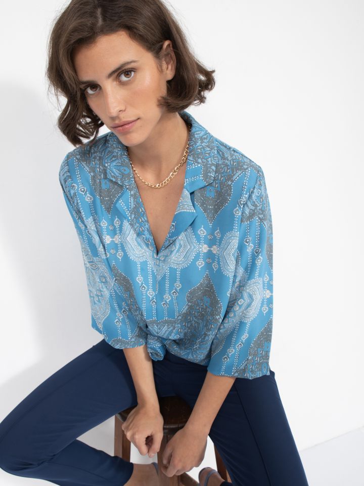חולצה צוארון דפוס בצבע תכלת