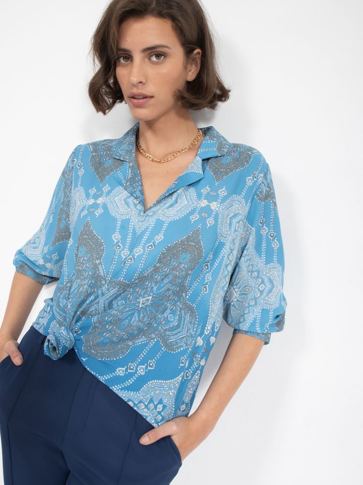 חולצה צוארון דפוס בצבע תכלת