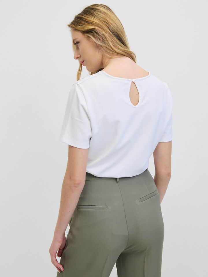 חולצה פתח קרושה בצבע לבן