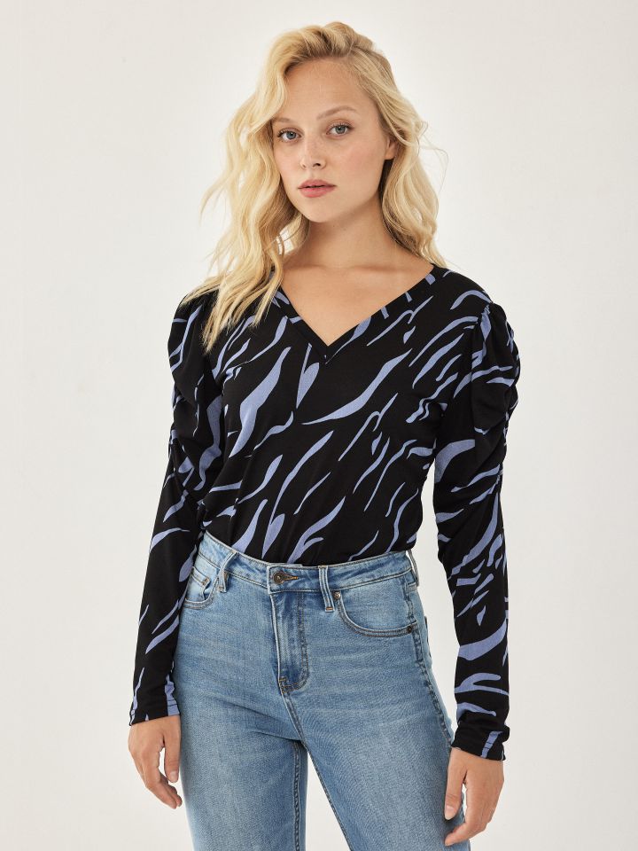 חולצה V כיווץ בשרוול דפוס PROMO בצבע תכלת