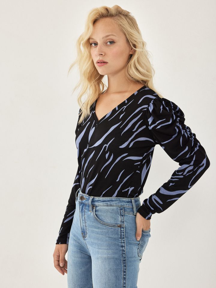 חולצה V כיווץ בשרוול דפוס PROMO בצבע תכלת