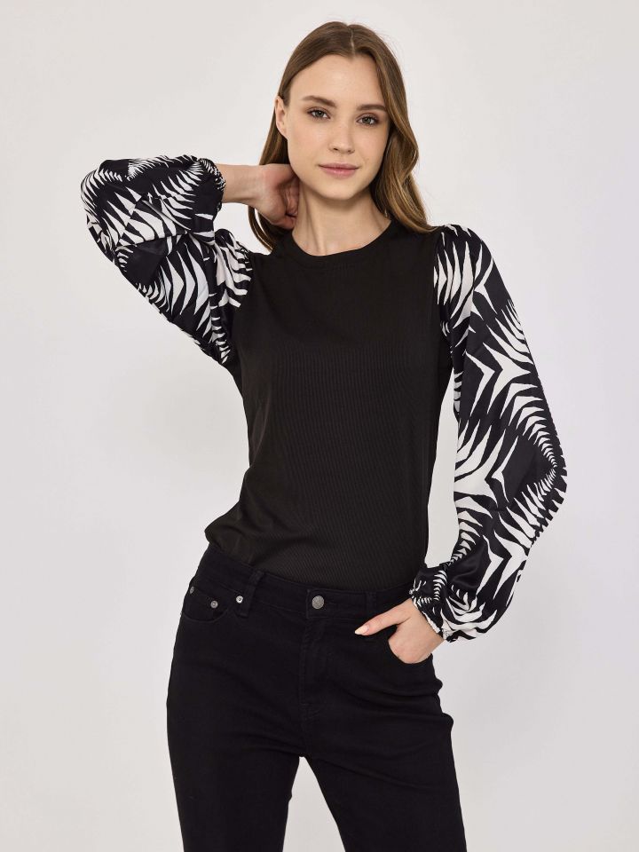 חולצה ריב שרוול דפוס בצבע שחור