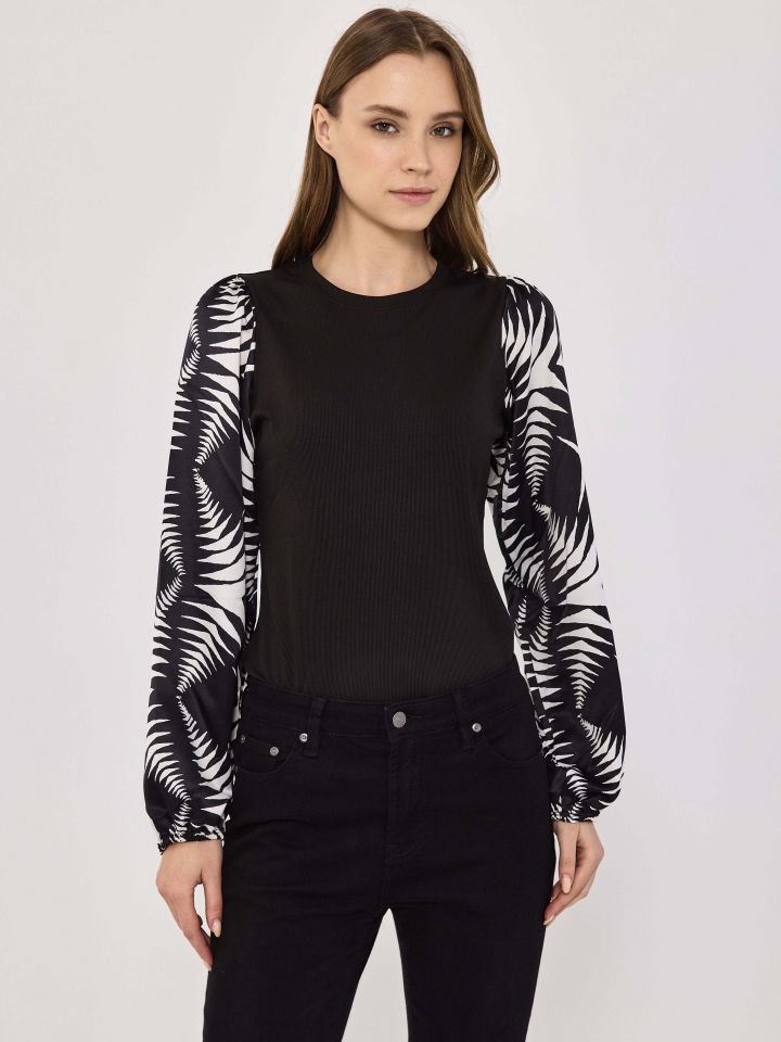 חולצה ריב שרוול דפוס בצבע שחור