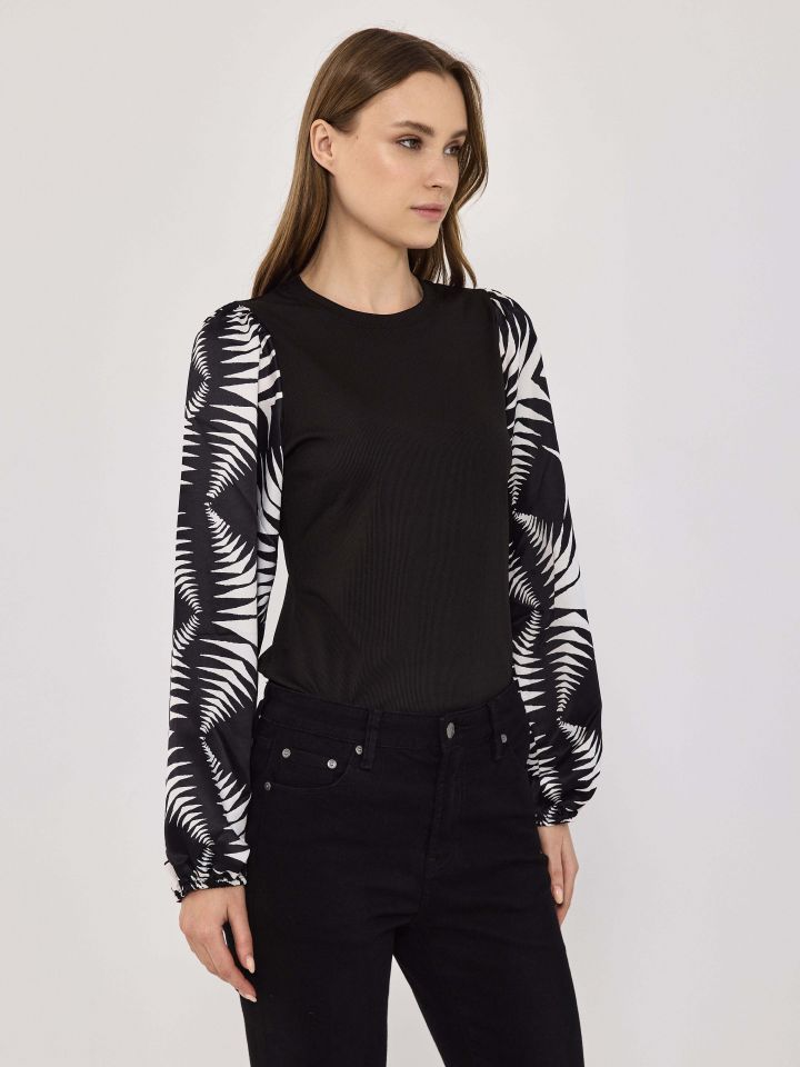 חולצה ריב שרוול דפוס בצבע שחור