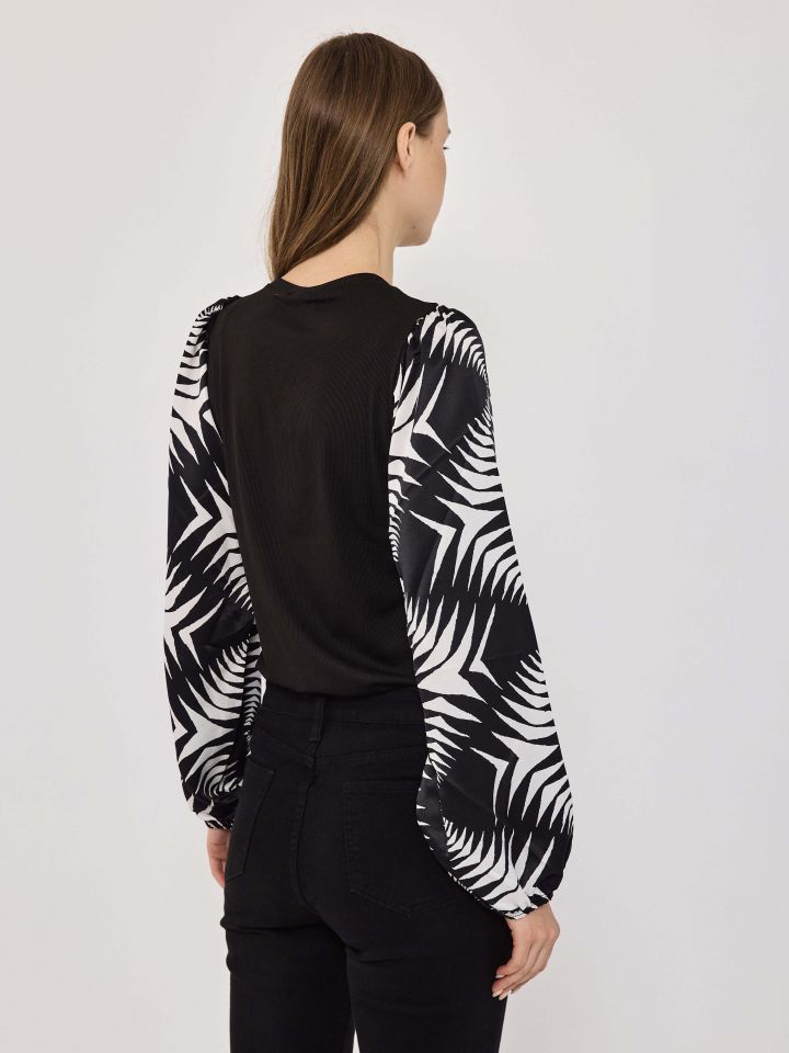 חולצה ריב שרוול דפוס בצבע שחור