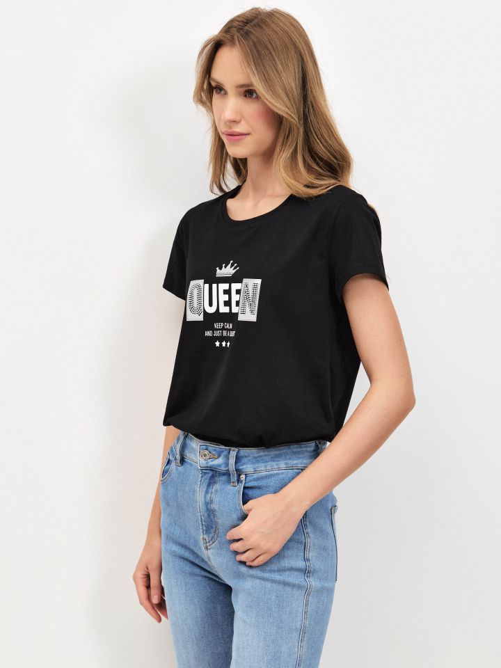 חולצה דפוס PROMO בצבע שחור