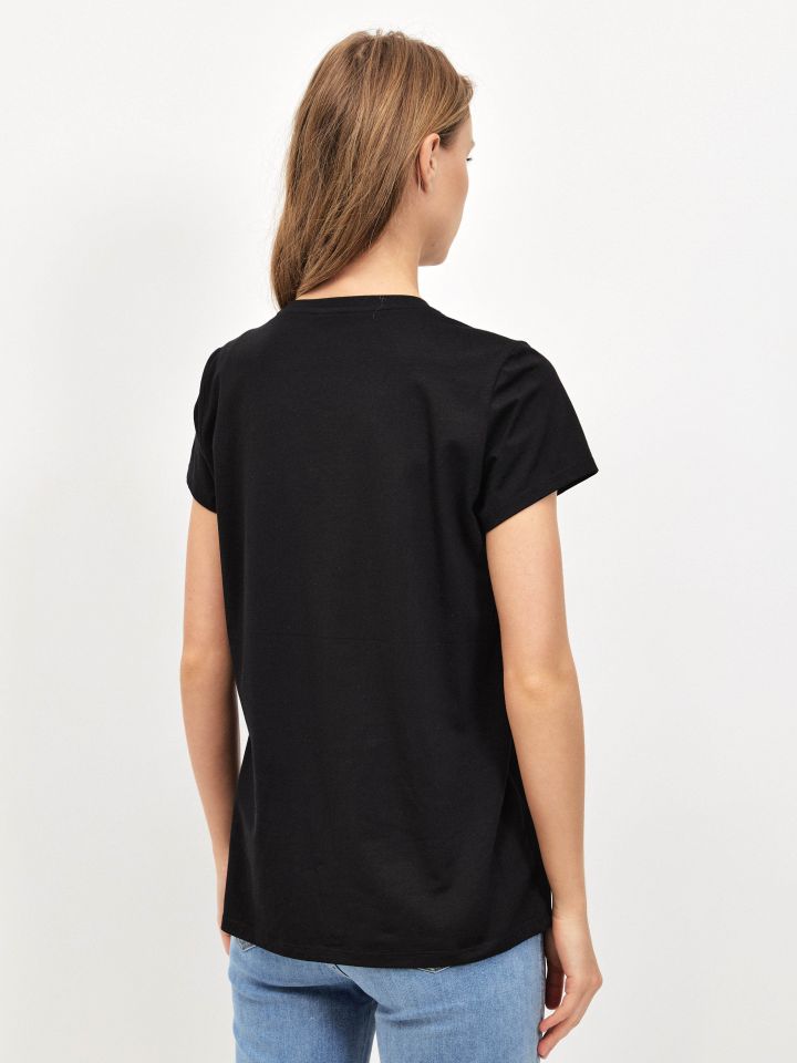 חולצה דפוס PROMO בצבע שחור