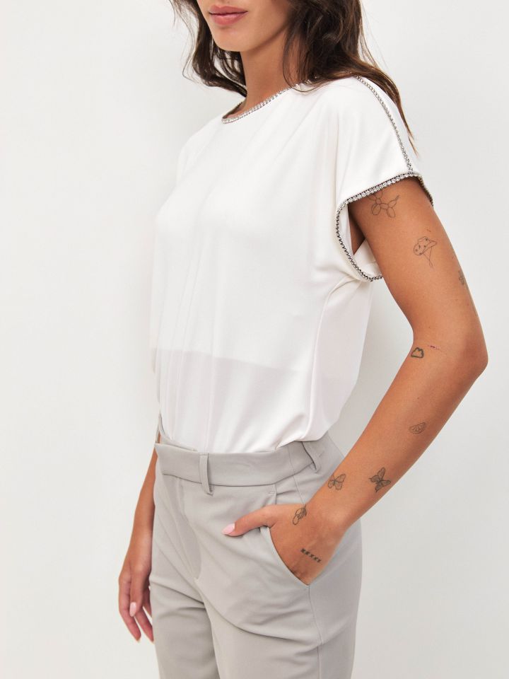 חולצה אמזון שילוב סרט יהולמים בצבע אופוויט