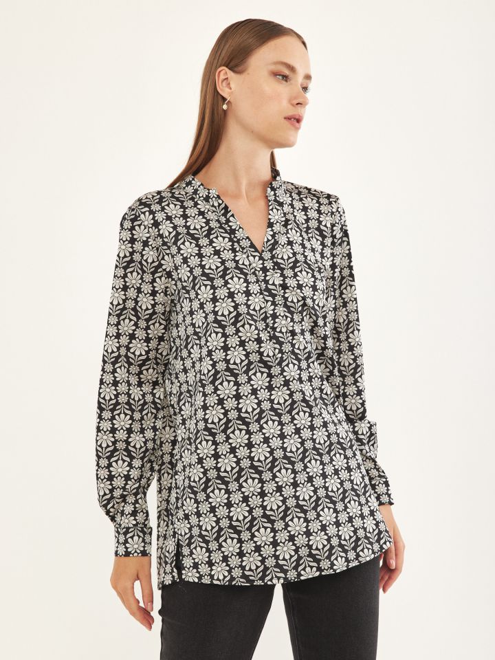 חולצה V דפוס LIA בצבע שחור