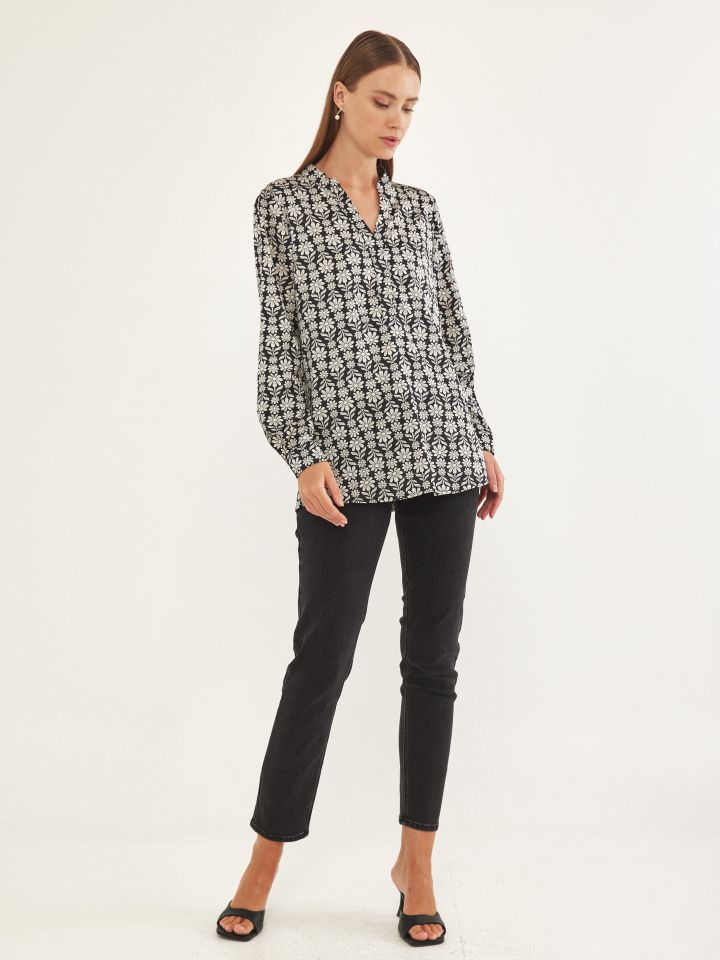 חולצה V דפוס LIA בצבע שחור