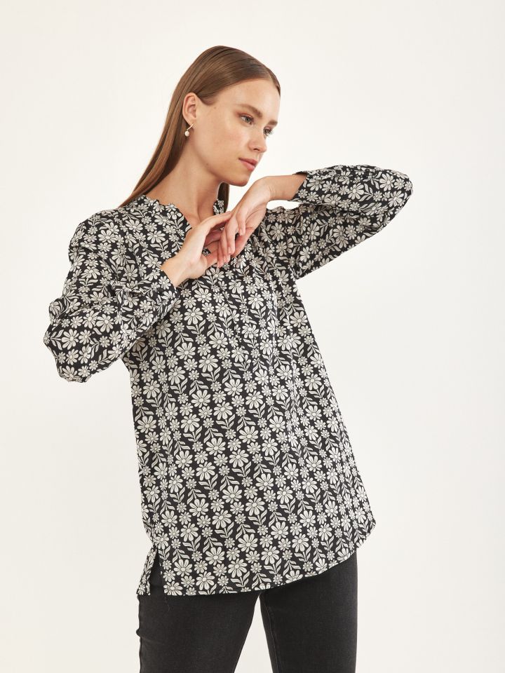 חולצה V דפוס LIA בצבע שחור