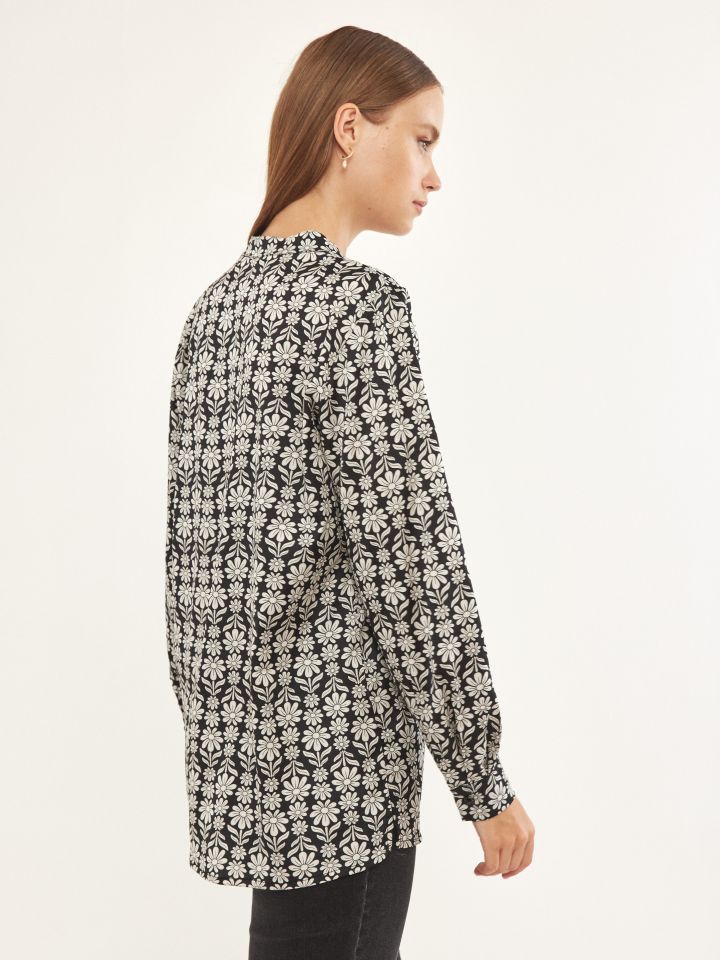 חולצה V דפוס LIA בצבע שחור