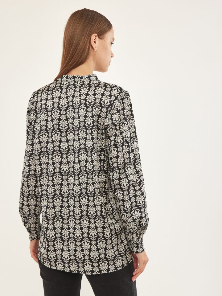 חולצה V דפוס LIA בצבע שחור