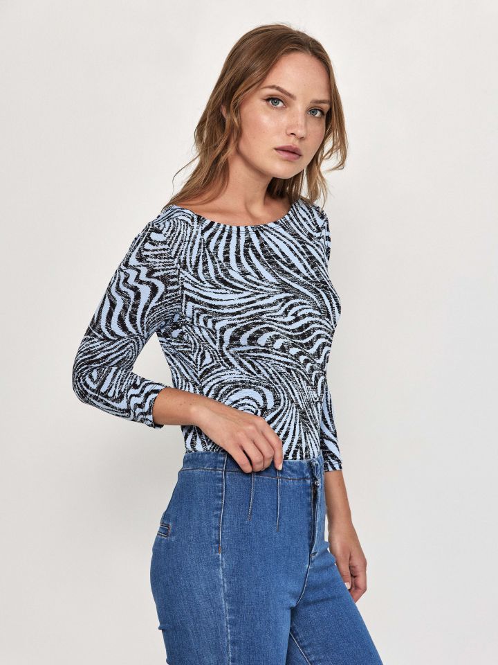 חולצה דפוס שרוול 3/4 PROMO בצבע שחור/תכלת