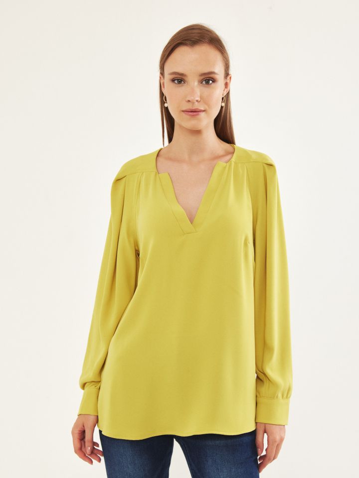 חולצה V כפלונים בשרוול בצבע חרדל