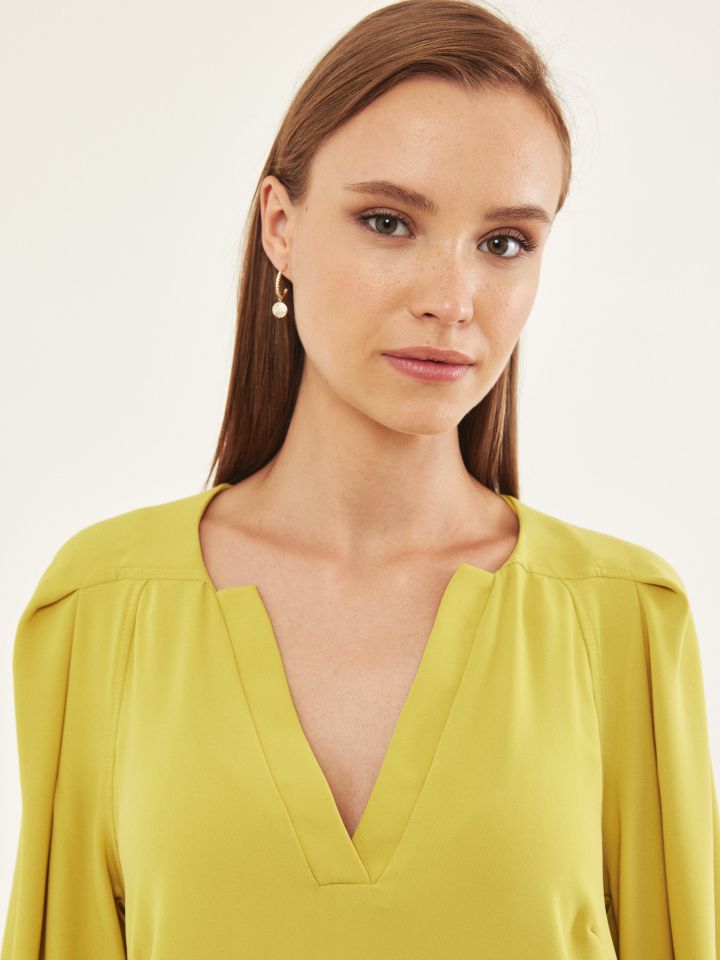 חולצה V כפלונים בשרוול בצבע חרדל