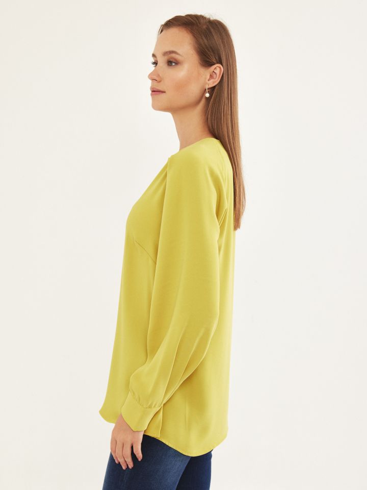 חולצה V כפלונים בשרוול בצבע חרדל