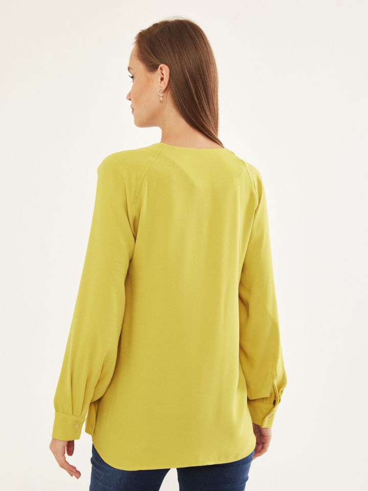 חולצה V כפלונים בשרוול בצבע חרדל