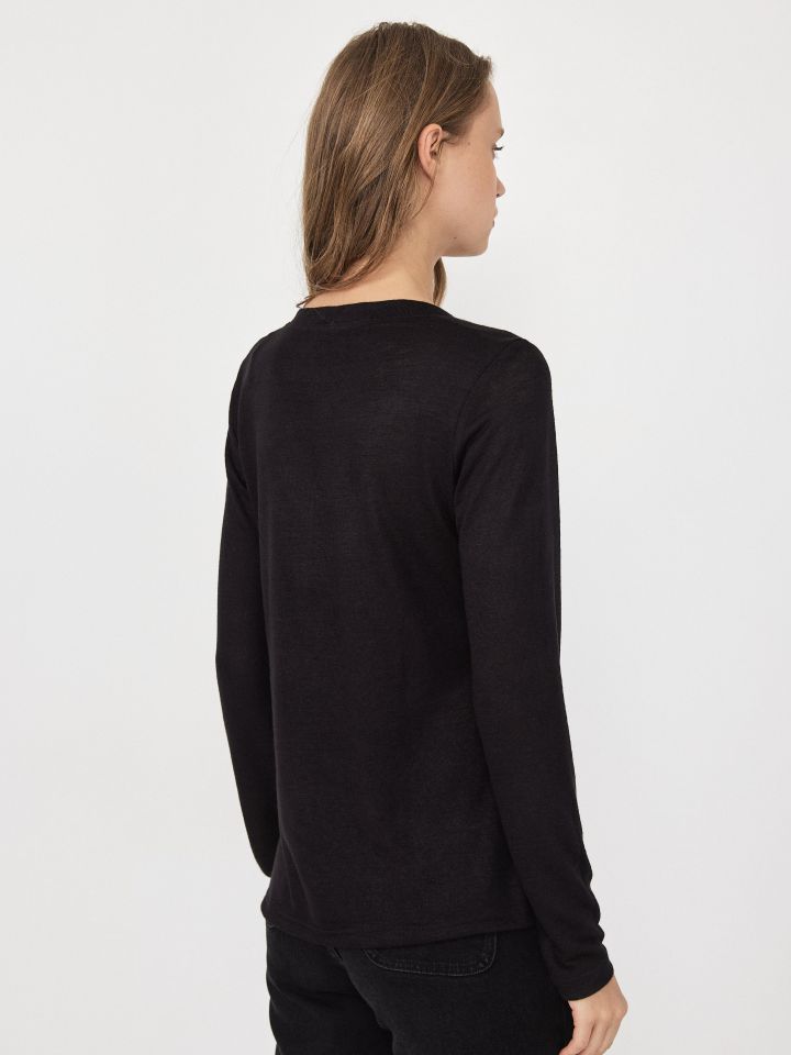 חולצה V סלאב PROMO בצבע שחור